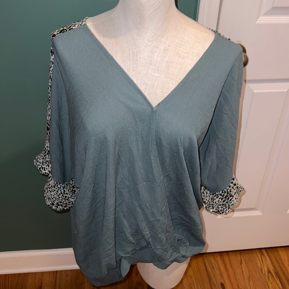 ❄️NWT GiGiO top.  Snap front. Leopard‎ sleeve Size M